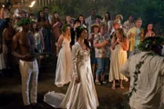 Die furchteinflößende Mänade bereitet das blutigste ihrer Rituale vor – eine perverse Hochzeit, bei der Sookie die Brautjungfer spielen soll.