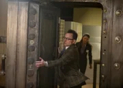 Harold Finch (Michael Emerson) und die Bankmangerin (Jennifer Lim)