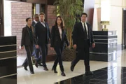 Als sie einen wertvollen Zeugen vor einem tödlichen Attentäter beschützen müssen, geraten Michelle Vega (Josie Loren, l.), Teresa Lisbon (Robin Tunney, 2.v.r.), Patrick Jane (Simon Baker, M.), Dennis Abbott (Rockmond Dunbar, 2.v.l.) und Kimball Cho (Tim Kang, r.) selbst in große Gefahr ...