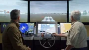 Moderator Sam Sheridan und Binnenschiffslotse Chris Reider nehmen an einer Simulation teil, bei der Schiffskapitäne lernen, wie sie die Wasserstraßen des Sumpfes von New Orleans befahren können.