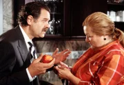 MARGA ENGEL KOCHT VOR WUT, Spielfilm, Deutschland 2002, Regie Michael Günther. Für so einen wie Ohrmann (Gunter Berger) schmiert Marga (Marianne Sägebrecht) nicht einmal mehr eine Semmel.