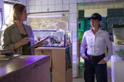 Auf Krokodilsuche: Paula Sprenger (Sarina Radomski, r.) braucht die Unterstützung der Reptilienexpertin Claudia Kessler (Katrin Röver, l.).