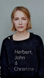 Kirsten Nehberg trägt die Namen der Vermissten John Reed & Christine Heuser, sowie Herbert Wanner, der erschossen wurde, auf dem T-Shirt.