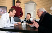 Charlotte (Ursula Karusseit, 2.v.re.) und Otto (Rolf Becker, re.) haben sich endgültig entschlossen, wieder nach Leipzig zurückzukommen. Martin (Bernhard Bettermann, li.) fragt immer wieder nach, ob sie sich das auch wirklich gut überlegt haben. Doch die beiden können ihn beruhigen, betreutes Wohnen ist in ihrem Alter perfekt und außerdem sind sie so wieder viel näher an allen und allem dran. Jakob (Karsten Kühn, 2.v.li.) bietet den beiden an, sie bei der Besichtigung der Heime behilflich zu sein.
