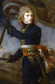 Zur Standarduniform Napoleons gehört sein grauer Reitmantel. Das Accessoire setzt ein deutliches Zeichen: Der neue Herrscher über Europa bleibt seinen Truppen und dem Volk nah.