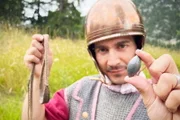 Mit dieser tödlichen Waffe eroberte das Römische Reich die Schweiz. Moderator Tobias Müller zeigt in römischer Ausrüstung das Schleuerblei.