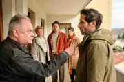 Stefan Heuer (Heinz Rudolf Kunze) platzt der Kragen: Ein bloßer Verdacht hat ihn damals aus dem Wohnprojekt getrieben und nun kommt Udo (Oliver Gehrs) mit Viktoria (Lana Cooper), Wendelin (Eike Jon Ahrens) und Kerstin (Nadine Dubois) und klagen ihn allen Ernstes des Mordes an.