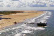 Die Pfahlbauten am breiten Nordseestrand sind das Wahrzeichen von St. Peter-Ording.