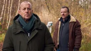 Für Ingo Thiel (Heino Ferch, l.) und Winni (Ronald Kukulies, r.) wird es zur traurigen Gewissheit: die 14-jährige Nele ist einem Verbrechen zum Opfer gefallen.