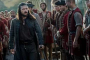 Silver (Luke Arnold, l.) möchte nach alldem, was passiert ist, mit einem Austauschangebot Madi in Sicherheit wissen.