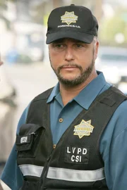 Gil Grissom muss mit seinem Team den Tod eines Polizisten klären, der bei einem Einsatz im Kugelhagel ums Leben kam.