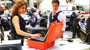 Die Detectives Stella (Melina Kanakaredes) und Don (Eddie Cahill) finden heraus, dass das Opfer mit einem Spezialgewehr erschossen wurde.