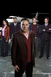 (1. Staffel) - Mitglieder der B.A.U. - eine FBI-Einheit, die sich mit verhaltensauffälligen Tätern beschäftigt: Special Agent Jason Gideon (Mandy Patinkin, M.), Special Agent Derek Morgan (Shemar Moore, 2.v.l.), Agentin Elle Greenway (Lola Glaudini, l.), Agent Aaron Hotchner (Thomas Gibson, r.) und Dr. Spencer Reid (Matthew Gray Gubler, 2.v.r.)