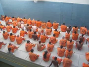 Lockdown blickt hinter die Mauern des Hillsborough County Jail in Florida mit knapp 4000 Häftlingen und seinem Gefängnispersonal, das ständigen hinterhältigen Angriffen der gefährlichen Insassen ausgeliefert ist ...