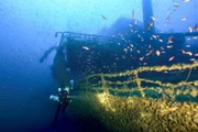 Legendäre Schiffswracks Staffel 1 Folge 2 Die Haven Taucher erkunden das Hauptdeck des Schiffswracks des 1991 gesunkenen Öltankers Haven.