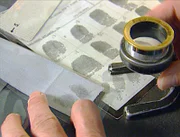 Der Fingerabdruck auf dem Klebeband des Opfers überführt den Mörder.