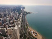 Ein Blick auf Chicago und den Michigansee von oben.