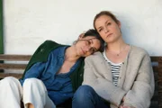 Julia Obermeier (Liane Forestieri, l.) hat eine emotional schwere Entscheidung getroffen, die ihr sehr nachhängt. Zum Glück hat sie ihre beste Freundin Lena Lorenz (Judith Hoersch) an ihrer Seite.