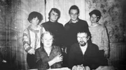 Grégory Villemins Eltern Christine (oben rechts) und Jean-Marie Villemin (oben 2. von rechts).