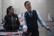 L-R: Theresa Murphy (Natalie Martinez), Gideon Reeves (Justin Kirk)