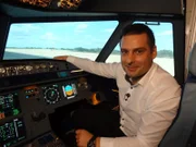 Pilot im Cockpit.