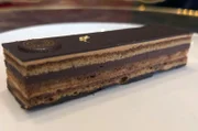 „Opéra“, ein Klassiker der französischen Pâtisserie: luftiger Biskuitboden, hochwertige Kaffee-Buttercreme und dunkle Schokoladenganache – ein Traum von einem Dessert