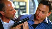Joe (Elias Koteas) bedroht Detective Mac Taylor (Gary Sinise) mit einer Waffe.