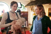 Kurzfristig wurde Lena Lorenz (Judith Hoersch, r.) von Magdalena Zenner (Julia Malik) als ihre neue Hebamme engagiert. Die erfolgreiche Geschäftsfrau ist stolz auf ihre kleine Tochter, scheint aber wenig Zeit für den Säugling zu haben.