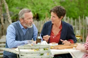 Aimee Benzweiler (Julia Bremermann) ist überrascht, als sie den angeblich von Vinz Huber (Michael Roll) gemachten Nachtisch isst. Will Vinz ihr nach so kurzer Zeit schon einen Antrag machen?