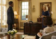 Preston Terry (Stephan James, l.); Governor Patricia Eamons (Helen Hunt, r.)