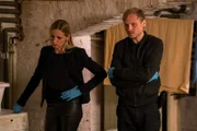 Linus (Anton Spieker, r.) und Pia (Annika Blendl, l.) stellen den Tatort nach.