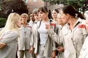 Die verzweifelte Annika (Sylwia von Wildburg, li.) wird über den Hof in Richtung 'Loch' geführt, die Frauen schauen zu. Als sie bei Ginger (Nadine Warmuth, Mi.) vorbei kommt, beschimpft sie sie als Abschaum und die Frauen beginnen zu verstehen, was Ginger getan hat...