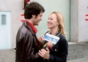 Annika (Sylwia von Wildburg) trifft überglücklich ihren Sven (Ben Zimmermann), der ihr als Liebesbeweis ein Blankoticket für eine Reise geschenkt hat.