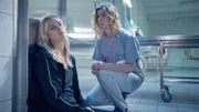 Die Bewusstlose Vicky (Pia Stutzenstein) wird von Monika (Brigitte Zeh) gefunden, was hat sie vor?