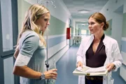 Dr. Kessler (Yasmina Djaballah) offenbart Vicky (Pia Stutzenstein), dass sie an die Dialyse muss.