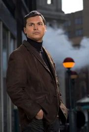 Detective Chester Lake (Adam Beach)