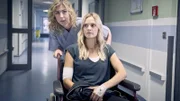 Auf dem Weg zu Vickys (Pia Stutzenstein, sitzend) Dialyse erklärt Monika (Brigitte Zeh) was sie von der Beziehung ihrer Tochter zu Dr. Krieger hält.