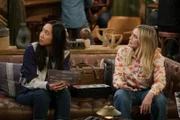 Ellen (Tien Tran, l.); Sophie (Hilary Duff, r.)