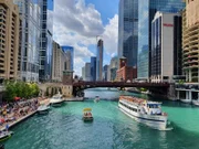 Boote treiben auf dem Chicago River in der Innenstadt von Chicago. (National Geographic/Peter Mills)