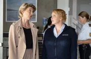 Michaela Morgenroth (Mareile Blendl, l.) gibt gegenüber Nele Fehrenbach (Floriane Daniel, r.) unumwunden zu, dass sie ihren Ex-Mann gehasst hat (mit Komparsinnen, h.).