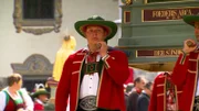 Lesachtal, Bergbauer Andreas Ainetter bei Fronleichnamsprozession.