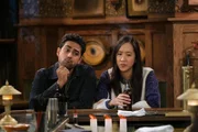 Sid (Suraj Sharma, l.); Ellen (Tien Tran, r.)