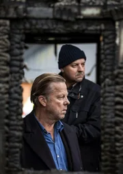 ARD MANKELLS WALLANDER - MORDBRENNER (mordbrännaren), S/D 2013, Regie Charlotte Brändström, Kommissar Wallander (Krister Henriksson) und sein Kollege Nyberg (Mats Bergman) untersuchen ein niedergebranntes Haus.