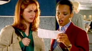 Die Stewardess (Lisa Summerour) plaziert Beth (Stephanie Erb) in der ersten Klasse.