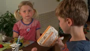 Marie und Moritz zeigen, wie sie nach dem Frühstück den Müll trennen.