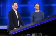 Moderator Alexander Bommes mit dem Kandidaten Florian Kühlteubl.