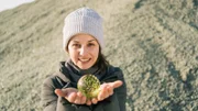 Im Glas-Check findet Marina heraus, wie aus den Gläsern und Flaschen aus unserem Alltag sauber sortierte Scherben werden.