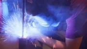 Ein Mann arbeitet mit Metall