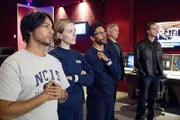 Um einen Fall eines Hackerangriffs zu lösen, wenden sich Gibbs (Mark Harmon, 2.v.r.), McGee (Sean Murray, r.) und das restliche Team an Ajay (Vik Sahay, l.), Heidi (Erin Allin O'Reilly, 2.v.l.) und Kevin (Ethan Rains, M.), drei inhaftierte Cyberterroristen, die jedoch eine ganze Menge Probleme machen ...