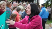 Kleidung, Bilder, Porzellan, Antiquitäten – die Sammlung von Anna (56, Foto) nimmt kein Ende mehr. Dabei wirkt ihr Anwesen ganz unscheinbar: In einer Villa auf dem Land hat sich die Frührentnerin ein wahres Schmuckkästchen gekauft – von außen zumindest.